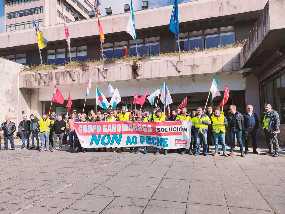 Concentración de trabajadores del Grupo Ganomagoga, frente al Ayuntamiento de Vigo, el 24 de marzo de 2023