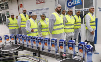 Planta de Leche Celta en Pontedeume durante una visita del Conselleiro de Medio Rural / Xunta