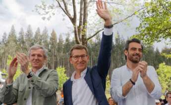 El presidente del PP, Alberto Núñez Feijóo, (c) participa en la romería organizada por el partido en Galicia, acompañado por el presidente de la Xunta, Alfonso Rueda (i), y el presidente provincial, Diego Calvo, esta mañana en O Pino, cerca de Santiago.