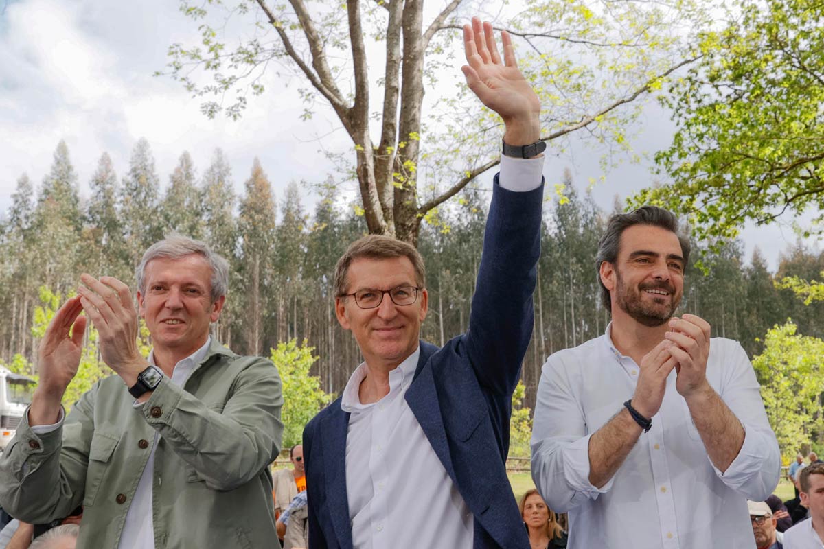 El presidente del PP, Alberto Núñez Feijóo, (c) participa en la romería organizada por el partido en Galicia, acompañado por el presidente de la Xunta, Alfonso Rueda (i), y el presidente provincial, Diego Calvo, esta mañana en O Pino, cerca de Santiago.