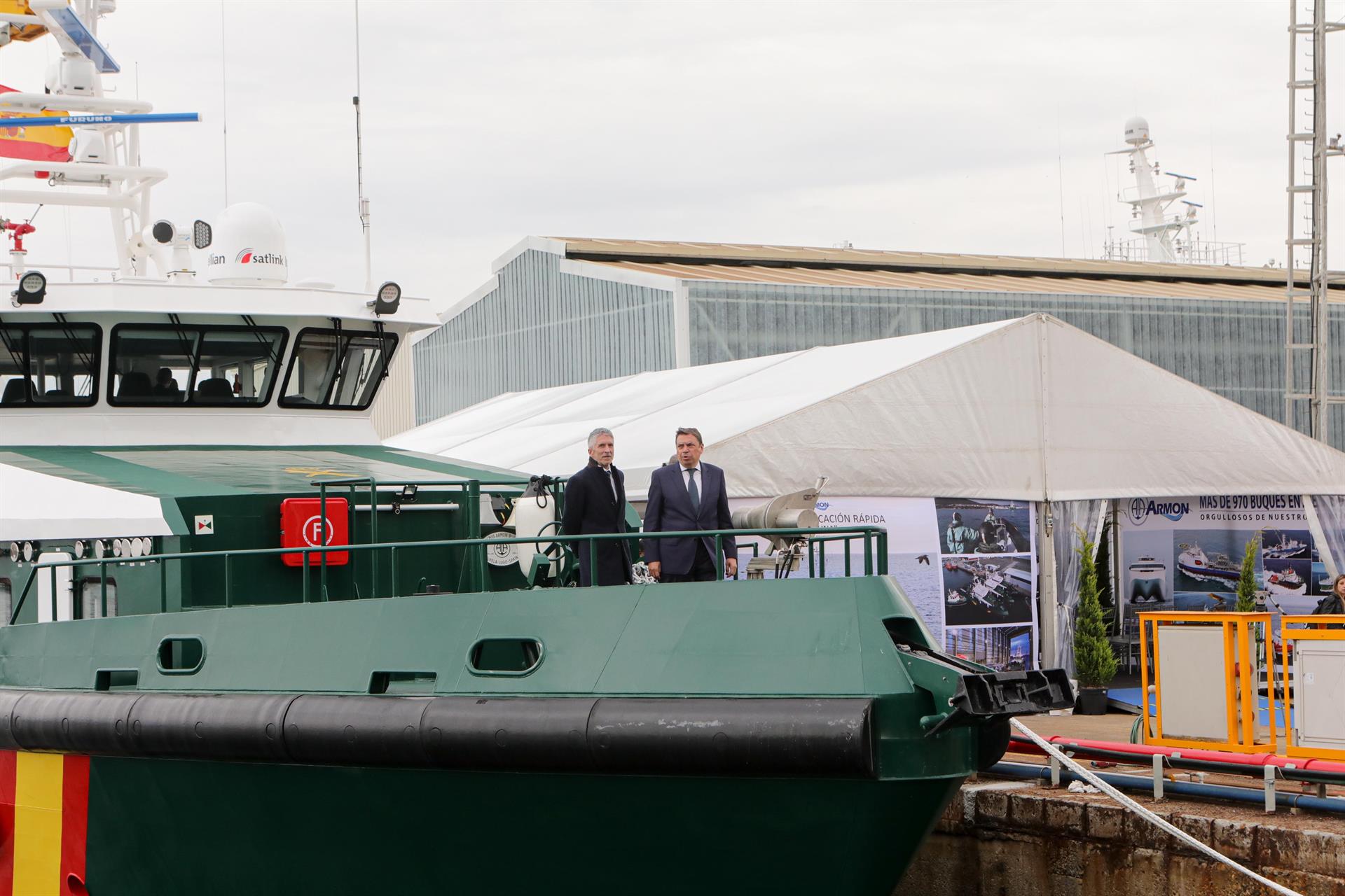 El ministro del Interior, Fernando Grande-Marlaska (i), y el ministro de Agricultura, Pesca y Alimentación, Luis Planas (d), conversan en la nueva embarcación del Servicio Marítimo de la Guardia Civil ‘Río Luna' / Europa Press