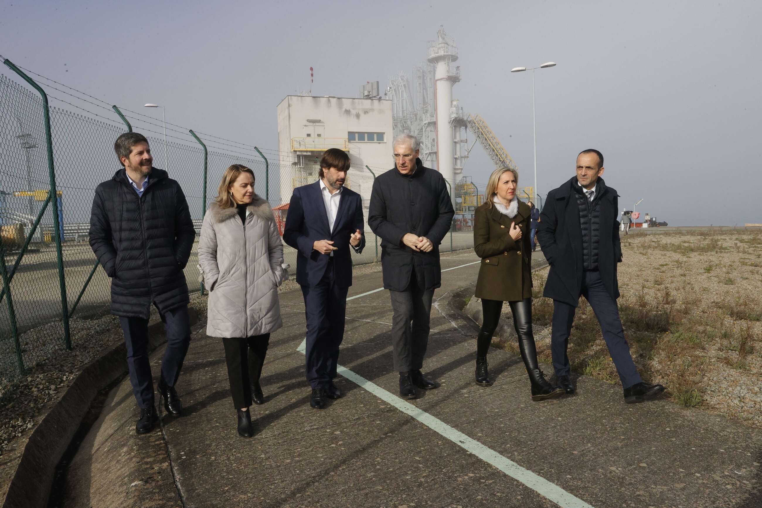 Emilio Bruquetas, el director general de Reganosa, durante una visita de Francisco Conde a las instalaciones de la empresa en Mugardos / Xunta