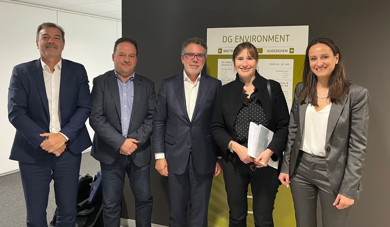 José Soares de Pina, consejero delegado de Altri, y Carlos Van Zeller, vicepresidente del comité ejecutivo, presentaron el proyecto de Palas de Rei a la Comisión Europea, representada por , Emmanuelle Maire, responsable de la unidad de Economía Circular, Producción Sostenible y Consumo del departamento de Medio Ambiente, y José María Ramos Florido, de la Dirección General de Medio Ambiente