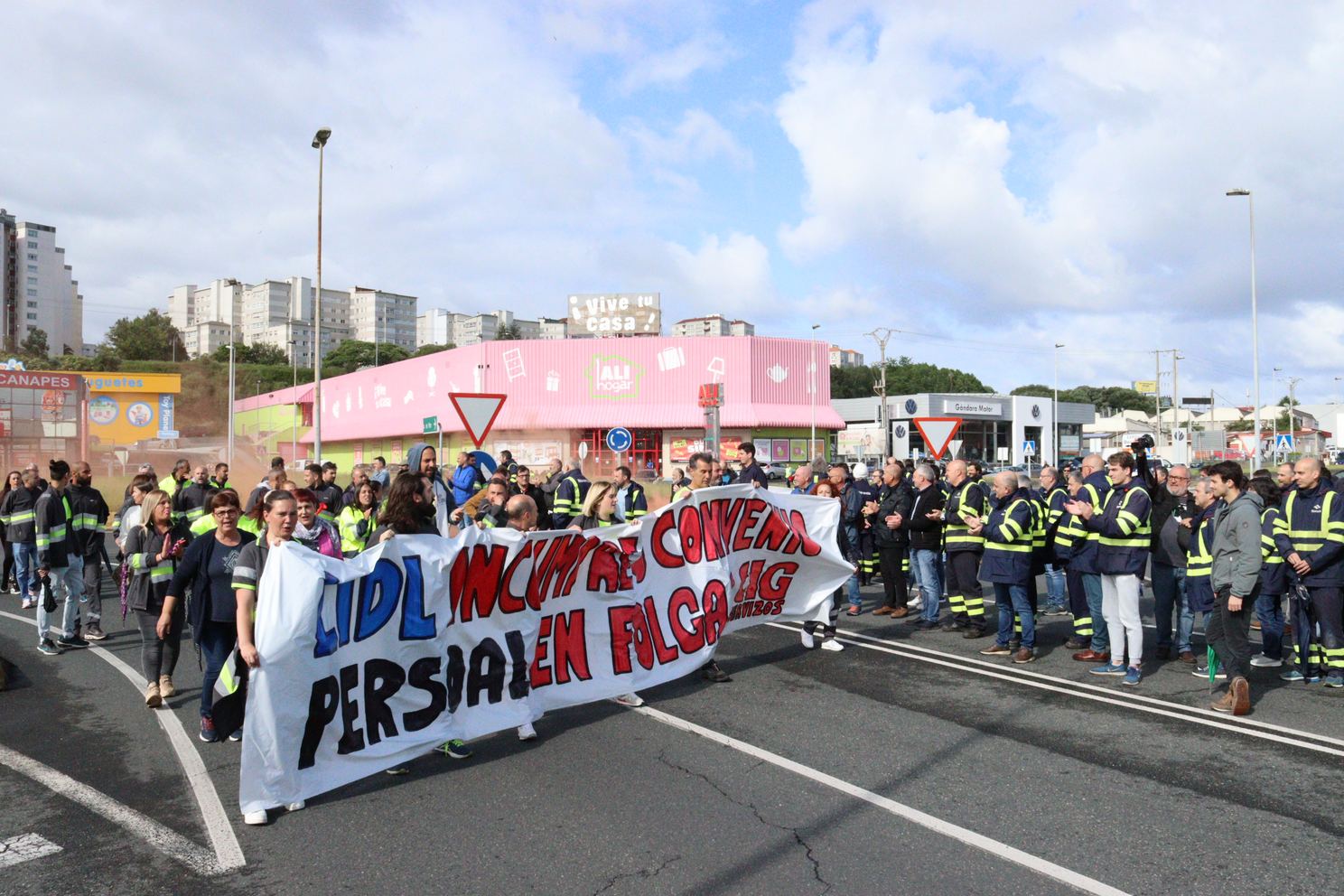 Trabajadores de Lidl en la manifestación conjunta con personal de Navantia y GT Automotive / CIG