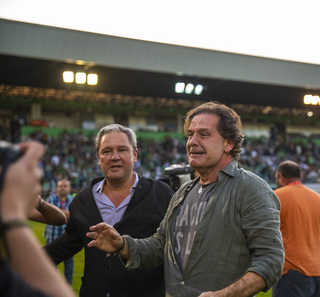 Tino Fernández, presidente de Altia, junto a Ignacio Rivera, presidente ejecutivo de Hijos de Rivera, durante la celebración del ascenso del Racing de Ferrol / Medio: muchacalidad.com / Autor: @tini.fotografia