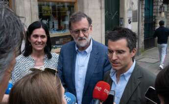 Rajoy visita Santiago de Compostela en campaña con el candidato popular, Borja Verea, y la número dos del partido, Paula Prado / Europa Press