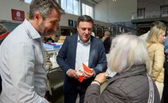 El secretario xeral del PSdeG, Valentín González Formoso, en una visita a la plaza de abastos de Vilagarcía de Arousa (Pontevedra) junto con el alcalde y candidato a la reelección, Alberto Varela. - PSDEG