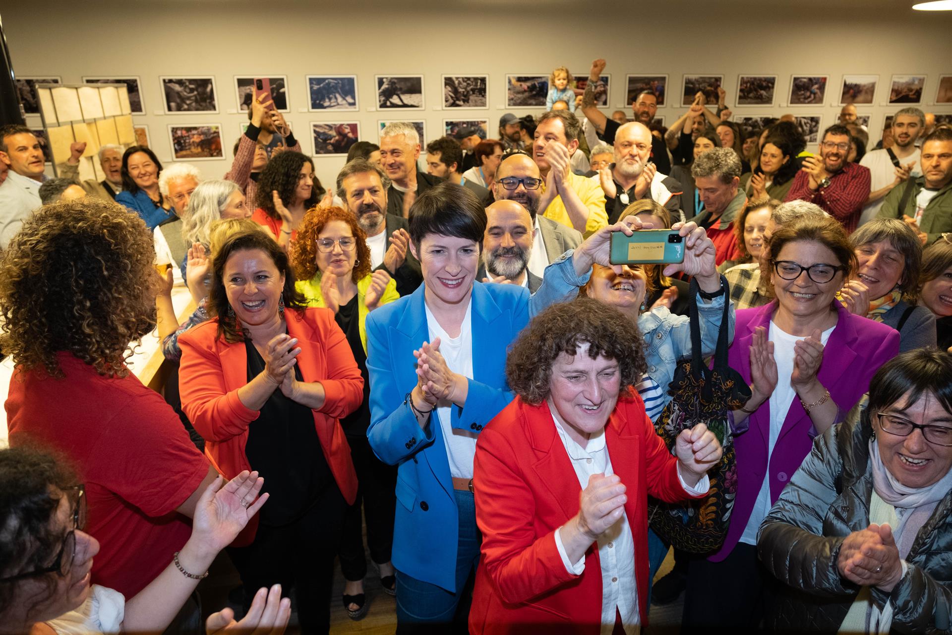 Goretti Sanmartin, con Ana Pontón, celebra sus resultados en Santiago de Compostela, donde previsiblemente el BNG se hará con el bastón de mando. Foto: Europa Press