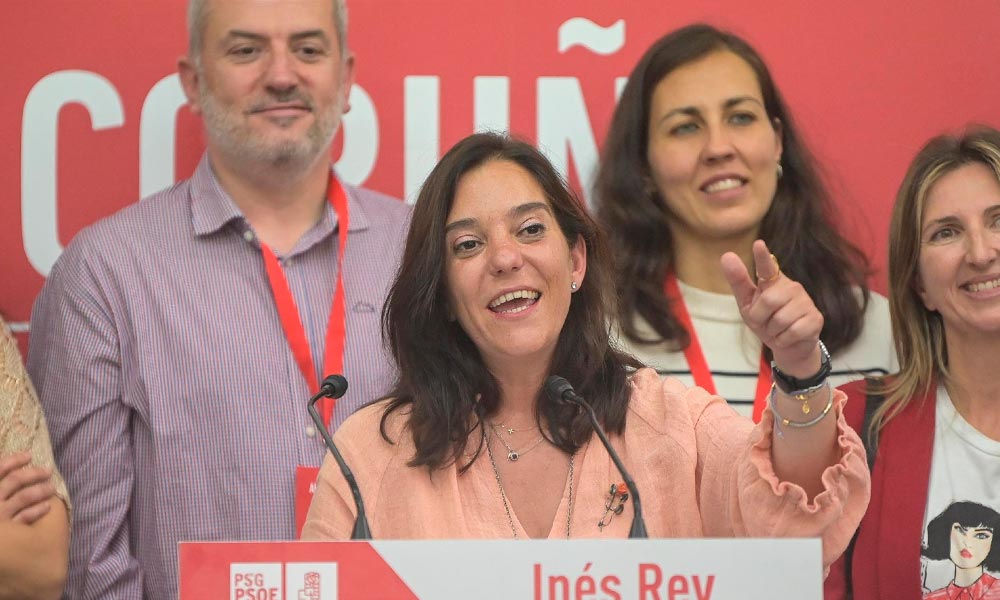 La alcaldesa de A Coruña y candidata socialista, Inés Rey, acompañada de sus compañeros y compañeras de partido tras incrementar representación en el consistorio coruñés. Europa Press