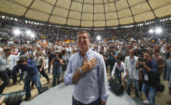 El candidato del PP a la Presidencia del Gobierno, Alberto Núñez Feijóo (c) durante un mitin celebrado este domingo en la plaza de toros de Pontevedra, lugar que considera "talismán", y donde ha estado acompañado por el expresidente del Gobierno Mariano Rajoy y el presidente de la Xunta, Alfonso Rueda. EFE/Lavandeira jr