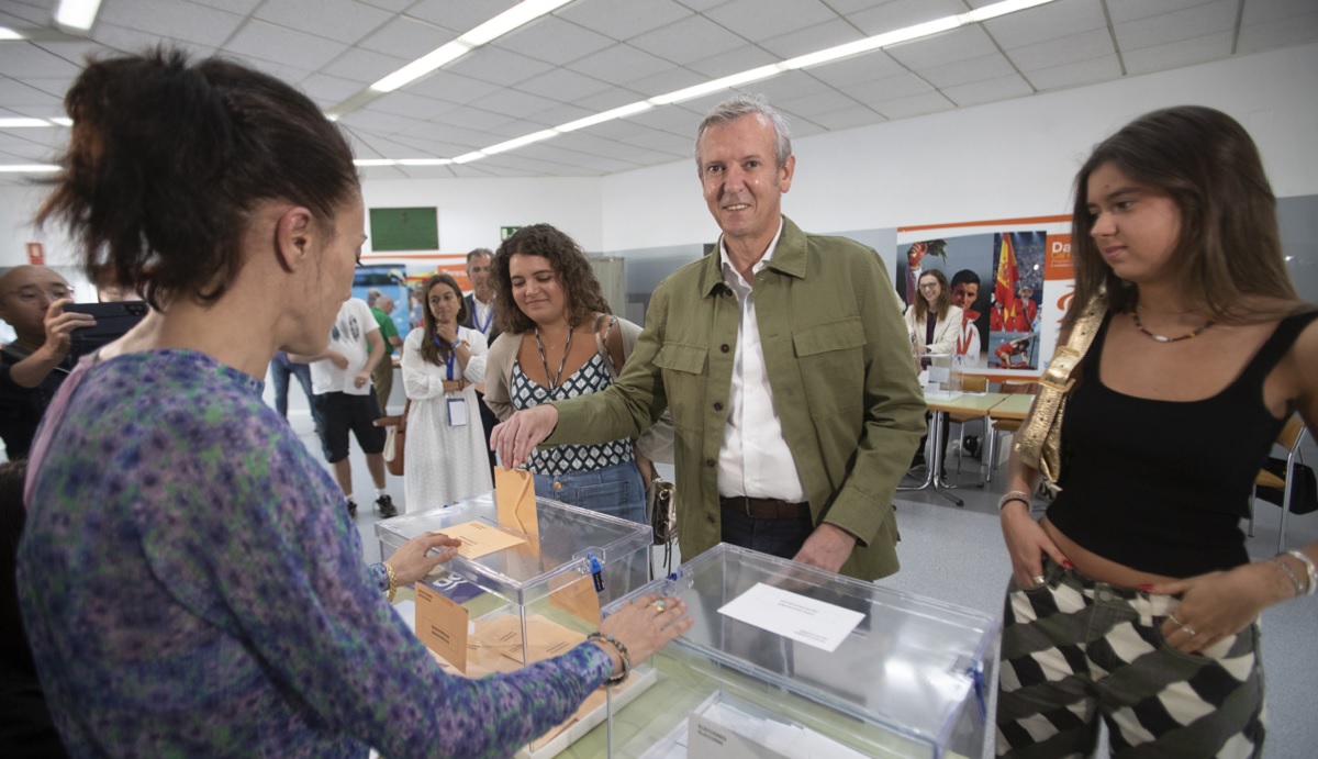 El Presidente de la Xunta de Galicia, Alfonso Rueda, ejerce su derecho al voto acompañado de sus hijas Marta y Beatriz en el Centro tecnológico deportivo de Pontevedra. EFE/ Salvador Sas