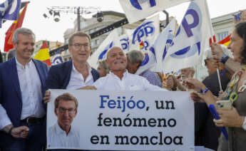 El candidato del PP a las elecciones generales, Alberto Núñez Feijóo (2i), acompañado por el presidente de la Xunta, Alfonso Rueda (i), durante el acto de cierre de campaña celebrado este viernes en A Coruña