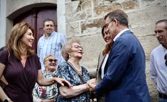 El líder del Partido Popular, Alberto Núñez Feijóo, saluda a su llegada a un mitin de inicio de su campaña electoral, en la plaza mayor de Os Peares / Europa Press