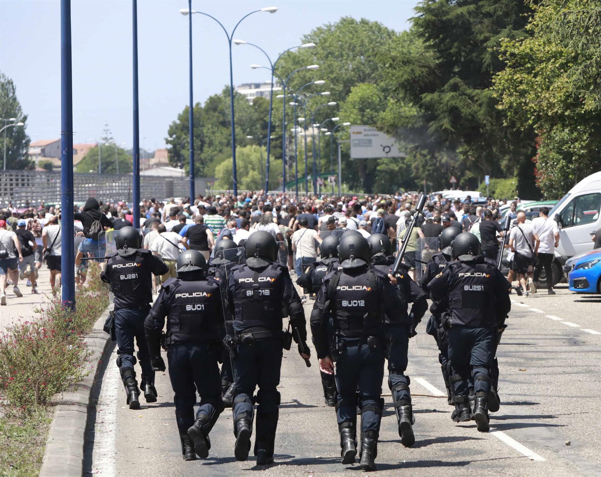 Carga policial contra manifestantes del metal en las inmediaciones de la factoría de Stellantis en Vigo durante las protestas del metal pontevedrés