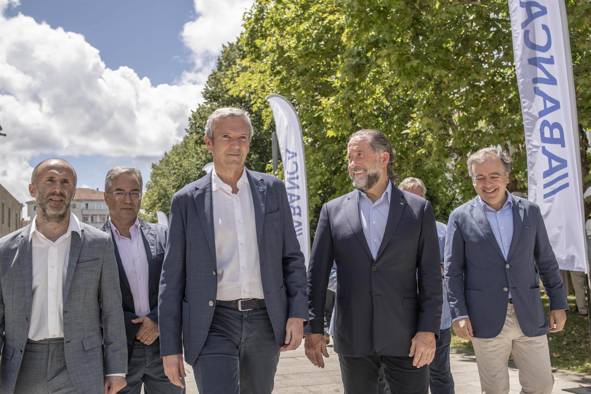 El presidente de la Xunta, Alfonso Rueda, y el presidente de Abanca, Juan Carlose Escotet, en el centro de la imagen durante la VII Romería Internacional de Abanca en Ourense