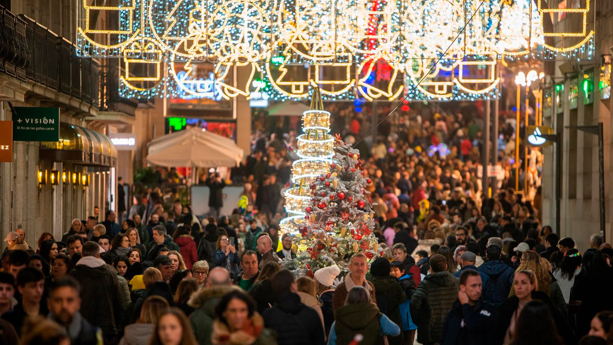 Miles de personas pasean por el centro de la ciudad de Vigo en Navidad. - Gustavo de la Paz