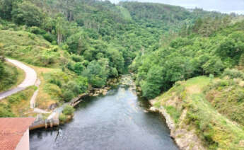 Imagen del entorno de A Croa de Salgueiros y el embalse de Touro, de cuya agua se alimentará la planta de hidrógeno que proyecta Tasga Renovables en Vila de Cruces (Pontevedra)