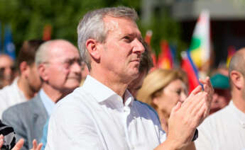 El presidente de la Xunta de Galicia, Alfonso Rueda, aplaude durante la manifestación organizada por el PP, en la plaza de Felipe II, a 24 de septiembre de 2023, en Madrid