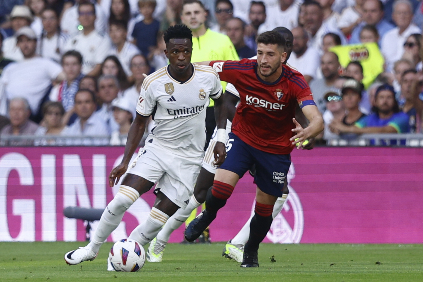 El delantero brasileño del Real Madrid, Vinícius Jr., (i) disputa el balón ante David García (d), defensa del Osasuna, durante el partido de Liga EA Sports que el Real Madrid y el Osasuna en el estadio Santiago Bernabéu. EFE/Rodrigo Jiménez