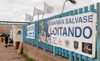 Dos vigilantes de seguridad en la caseta de vigilancia de la fábrica de Alcoa en San Cibrao. Carlos Castro