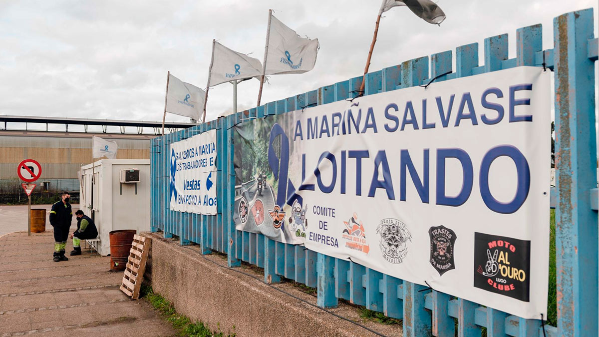 Dos vigilantes de seguridad en la caseta de vigilancia de la fábrica de Alcoa en San Cibrao. Carlos Castro