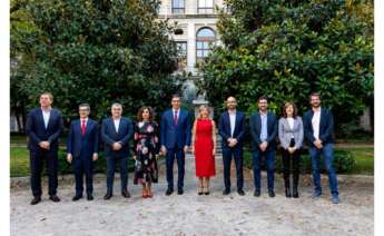 Foto de familia tras el acto de firma del acuerdo entre PSOE y Sumar en la que aparece, entre otros, José Ramón Besteiro, María Jesús Montero, Pedro Sánchez, Yolanda Días, Marta Lois y Ernest Urtasun