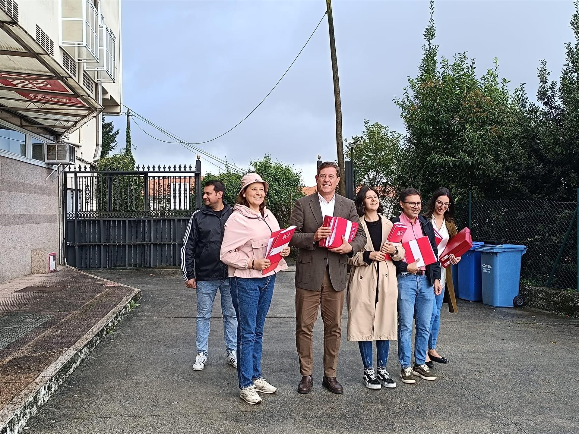 El precandidato a las primarias que el PSdeG celebrará para elegir a su candidato a la Xunta José Ramón Gómez Besteiro a su llegada a la sede de los socialistas gallegos - EUROPA PRESS