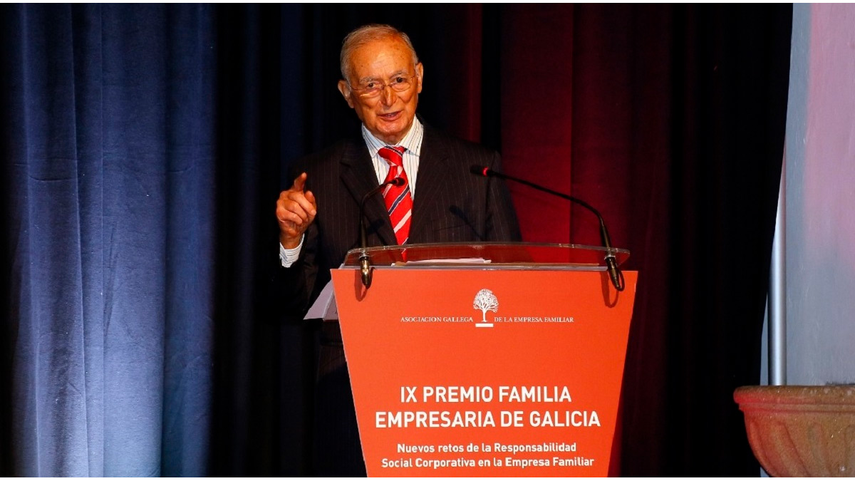 Luis Fernández Somoza en el atril agradeciendo el premio de la Asociación Gallega de Empresa Familiar. Foto: AGEF