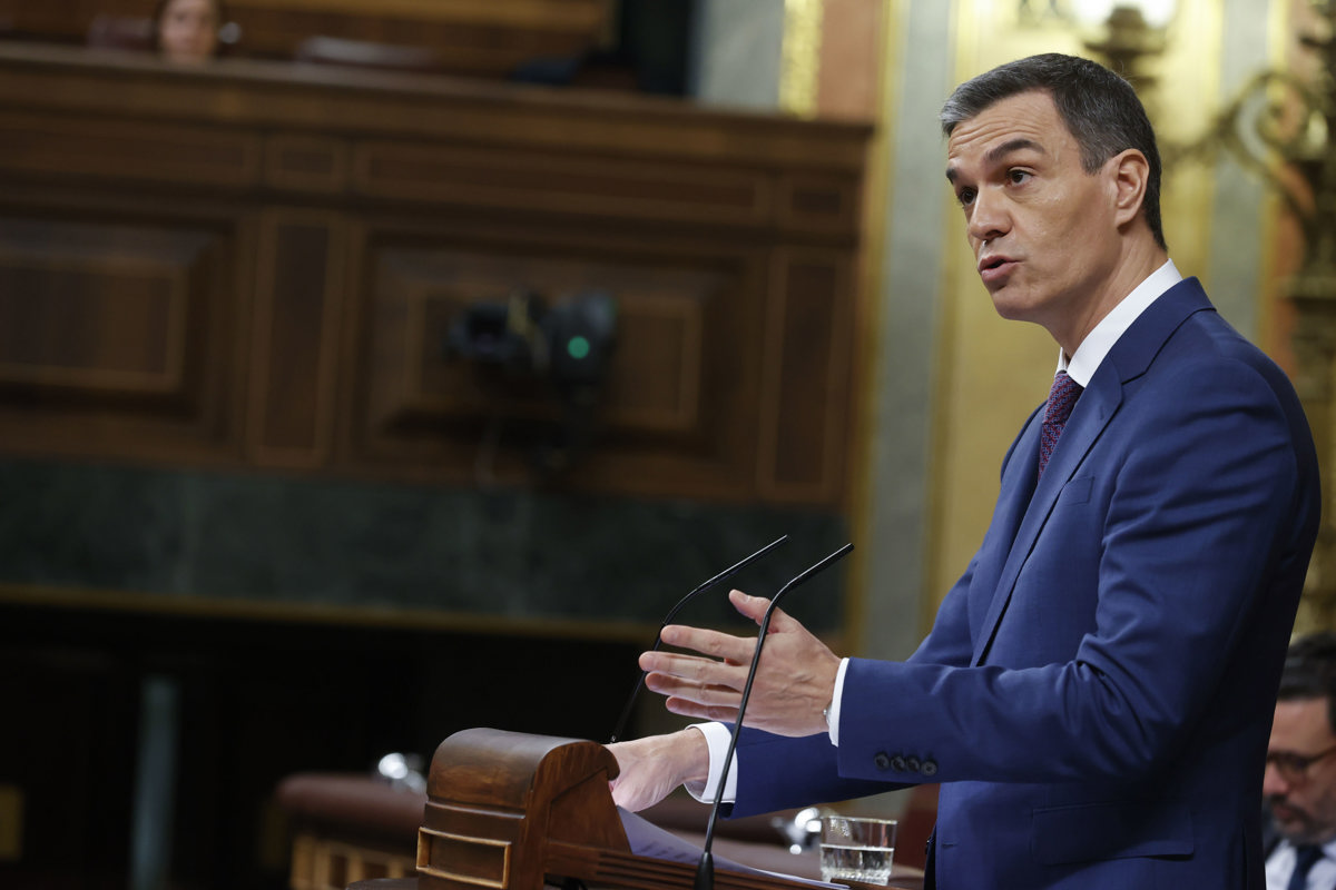 El secretario general del PSOE, Pedro Sánchez, interviene en la segunda jornada del debate de la investidura este jueves en el Congreso, en Madrid. Sánchez, previsiblemente, logrará ser reelegido presidente del Gobierno tras superar la investidura con el apoyo de 179 diputados. EFE/ Javier Lizon