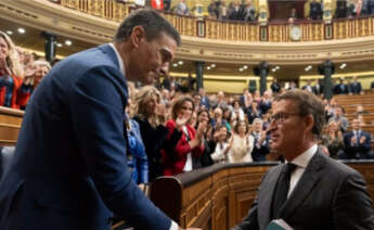 Pedro Sánchez y Alberto Núñez Feijóo se saludan tras la sesión de investidura / Europa Press