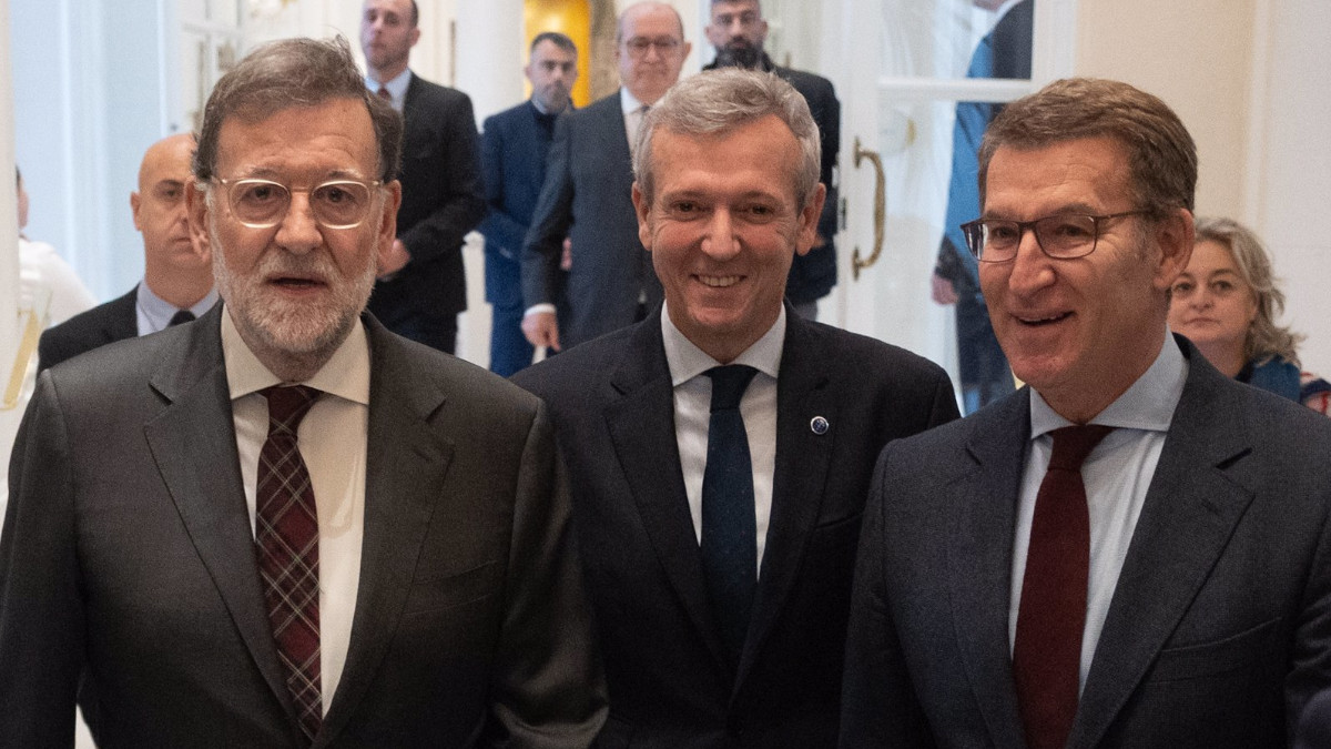 El expresidente del Gobierno Mariano Rajoy; el presidente de la Xunta de Galicia, Alfonso Rueda y el presidente del PP, Alberto Núñez Feijóo, a su llegada a un desayuno de Nueva Economía Fórum / Europa Press