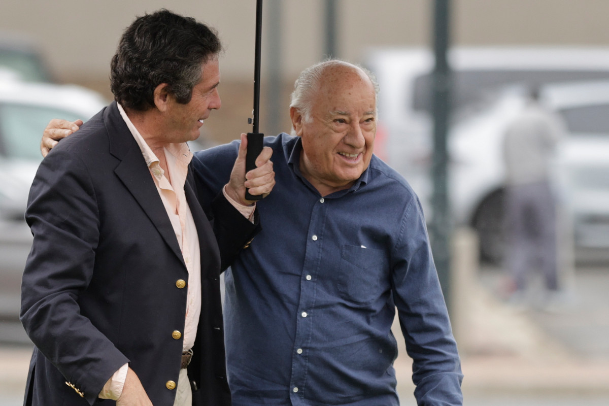 El fundador de Inditex, Amancio Ortega, durante el concurso de saltos internacional de A Coruña, enmarcado de manera excepcional en el Longines Global Champions Tour, campeonato referente del panorama hípico que afronta la primera de sus tres jornadas en Casas Novas.- EFE/Cabalar