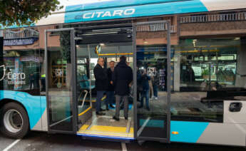 El director general de Alsa, Víctor López, durante la presentación de dos nuevos autobuses eléctricos de la compañía en Cantabria / Alsa