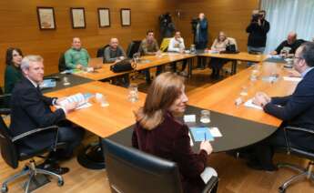 Alfonso Rueda, María Jesús Lorenzana y Ángeles Vázquez en la reunión con los trabajadores de Alcoa / Xunta