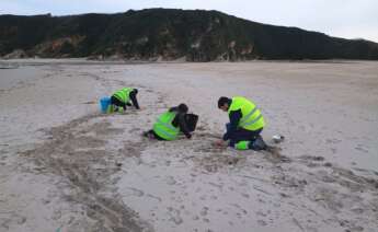 Asturias sube a situación 2 la alerta por aparición "generalizada" de pellets, mientras la Xunta se mantiene en nivel 1