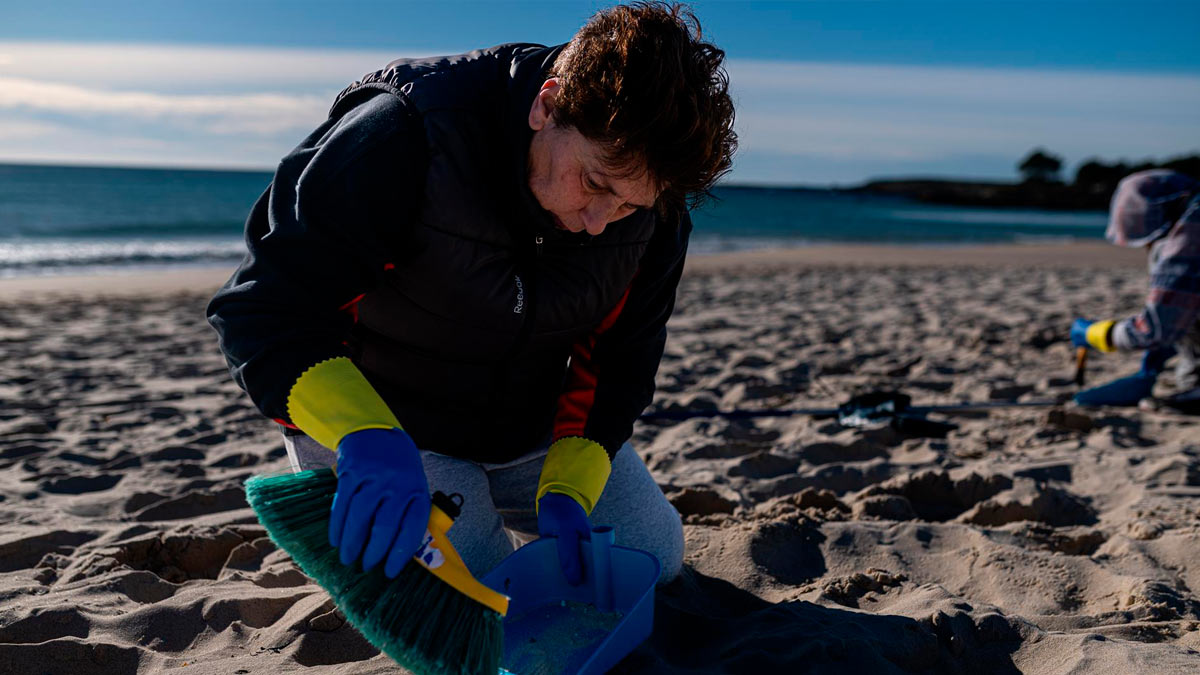 Voluntarios hacen una recogida de pellets de la arena, Galicia en A Coruña - Elena Fernández