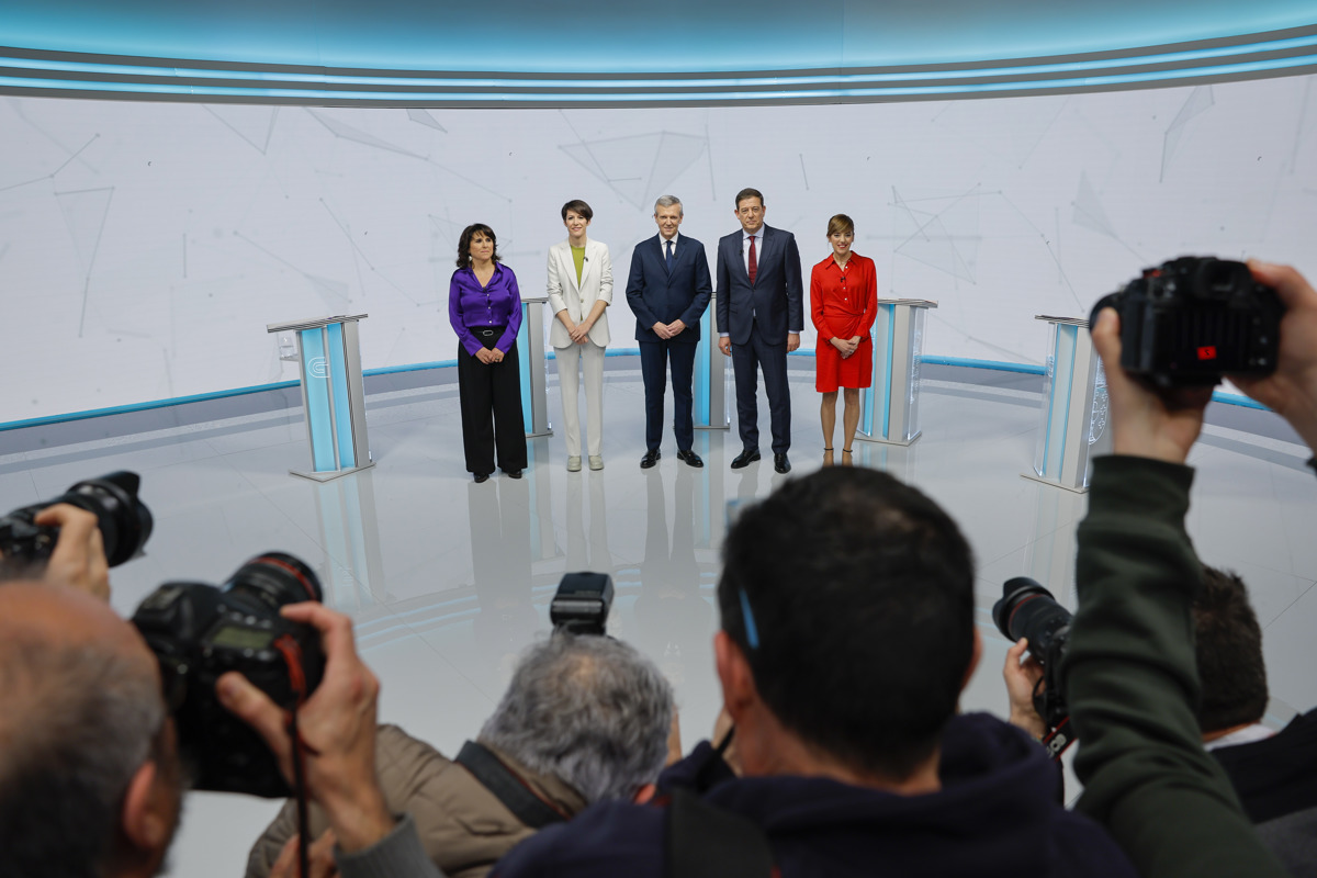 Los candidatos a la presidencia de la Xunta, (i-d) por Podemos Isabel Faraldo, por el BNG Ana Pontón, por el PP Alfonso Rueda, por el PSdeG José Ramón Gómez Besteiro y por Sumar Marta Lois, antes del inicio del debate electoral organizado por la Compañía de Radio Televisión de Galicia (CRTVG), este lunes en Santiago de Compostela. EFE/Lavandeira