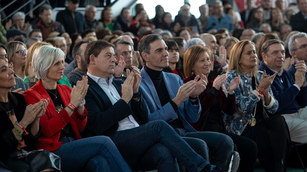 El candidato del PSdeG para la Presidencia de la Xunta, José Ramón Gómez Besteiro (3i), y el secretario general del PSOE y presidente del Gobierno, Pedro Sánchez (c), durante un mitin de campaña, a 10 de febrero de 2024, en Vigo, Pontevedra, Galicia