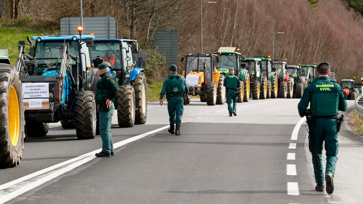 Más de un centenar de agricultores y ganaderos colapsan la N-VI en su entrada a Galicia y provocan el corte de la N-VI en dirección a Madrid. En torno a 35 tractores han circulado entre las rotondas de entrada y salida