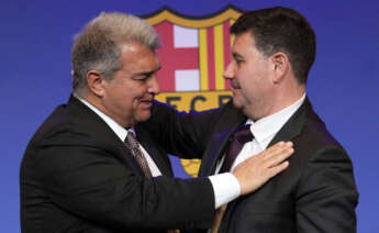 El vicepresidente Eduard Romeu (d), máximo responsable del área económica del FC Barcelona, junto al presidente del club, Joan Laporta, durante el acto en el que explicó que renuncia a su cargo para iniciar "un nuevo proyecto empresarial" que tiene "mucha complejidad". EFE/Alejandro García