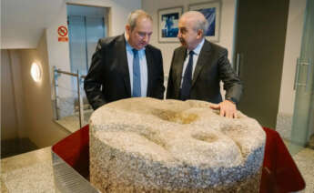 Enrique Freire en la planta de Megasa en Narón durante una visita del ministro de Industria, Jordi Hereu