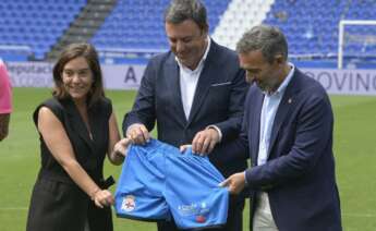 La alcaldesa de A Coruña, Inés Rey (i), el presidente de la Diputación de A Coruña, Valentín González Formoso (c) y el presidente del Deportivo de A Coruña, Alvaro García Diéguez (d) posan durante la presentación de las equipaciones del club para la temporada 2023-2024. EFE / Moncho Fuentes