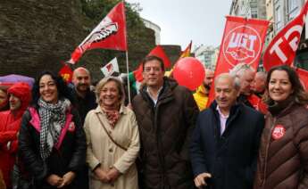 El secretario xeral del PSdeG, Xosé Ramón Gómez Besteiro, en la manifestación con motivo del 1 de mayo, en Lugo, con la alcaldesa Paula Alvarellos, y el secretario xeral provincial, José Tomé