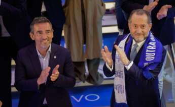 El presidente de Abanca, Juan Carlos Escotet (d), recibe al presidente del Deportivo, Álvaro García Diéguez (i), tras haber logrado en la tarde de ayer domingo el ascenso a LaLiga Hypermotion. EFE/Cabalar