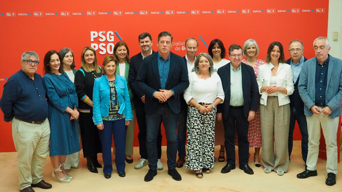 El secretario xeral del PSdeG, José Ramón Gómez Besteiro, junto a los representantes del partido en la reunión de la interparlamentaria - PSDEG