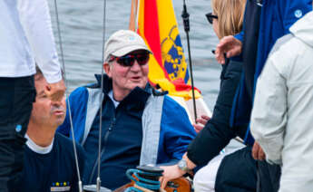 El Rey emérito Juan Carlos I (c) participa durante las regatas en el Club Naútico de Sanxenxo, a 17 de marzo de 2024, en Sanxenxo, Pontevedra, Galicia