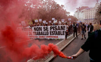 Manifestación de la plantilla de Zara Logística que ha recorrido este domingo las calles del centro de A Coruña, una marcha convocada por los sindicatos CGT, CIG, CCOO y UGT para denunciar el cambio unilateral de la empresa en los calendarios y previa a varios paros de cuatro horas anunciados.