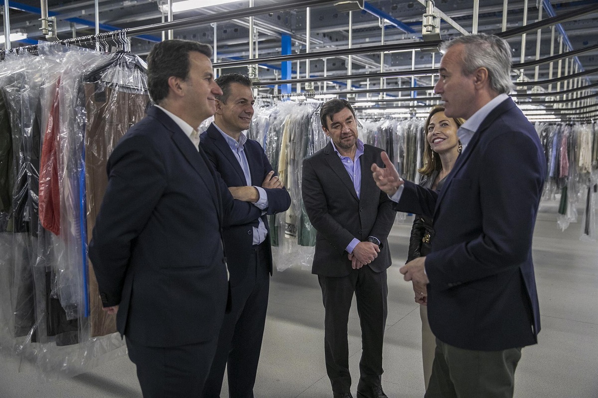 Jorge Azcón, a la derecha, actual presidente del Gobierno de Aragón, hace un año, en la inauguración de la ampliación de las instalaciones logísticas de Inditex en la Plataforma Europa