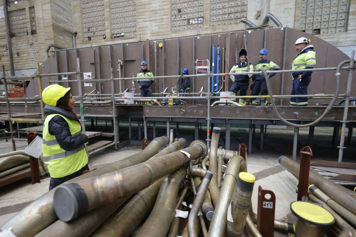 La ministra de Defensa Margarita Robles (i) visita el astillero de Navantia Ferrol para conocer los avances en el programa constructivo de las fragatas F-110 para la armada española. EFE/ Kiko Delgado