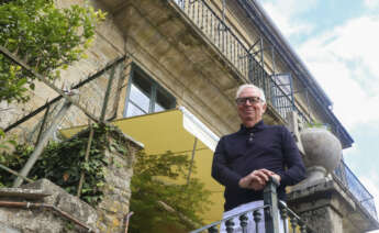 El arquitecto y premio Pritzker 2023 David Chipperfield posa para los medios durante el encuentro mantenido este viernes en Casa Ria, un nuevo centro para difundir las iniciativas de la fundación del británico destinadas a promover la sostenibilidad ambiental, económica y social. EFE/Xoán Rey